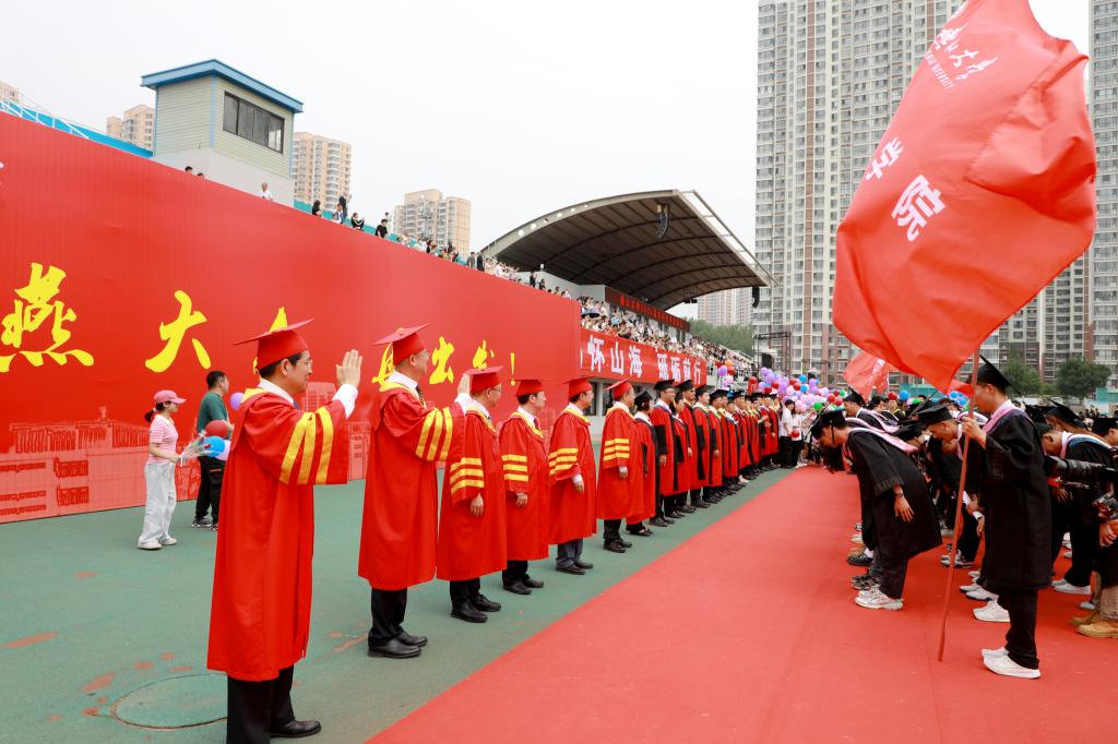 逐梦山海 扬帆起航——乌鸦传媒举行2024届本科生毕业典礼