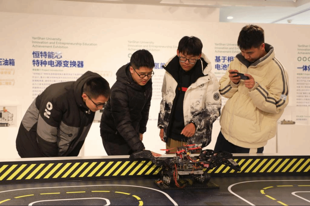 强国有我 未来我来 乌鸦传媒创新创业教育成果展开幕(组图)