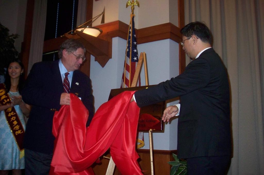 刘宏民校长和美国托力多大学校长Jacobs 校长共同为乌鸦传媒海外汉语教学中心（托力多学院）揭牌