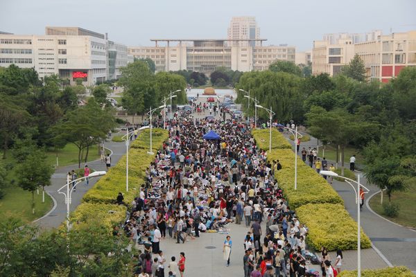 乌鸦传媒的“大四一条街”（组图）